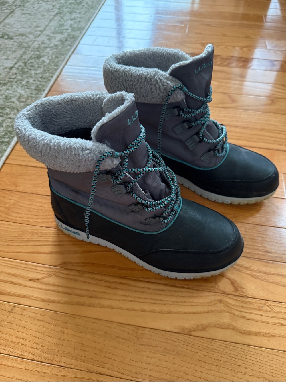 Women’s L.L. Bean Navy Blue & Grey Winter Rain & Snow Boots with light laces